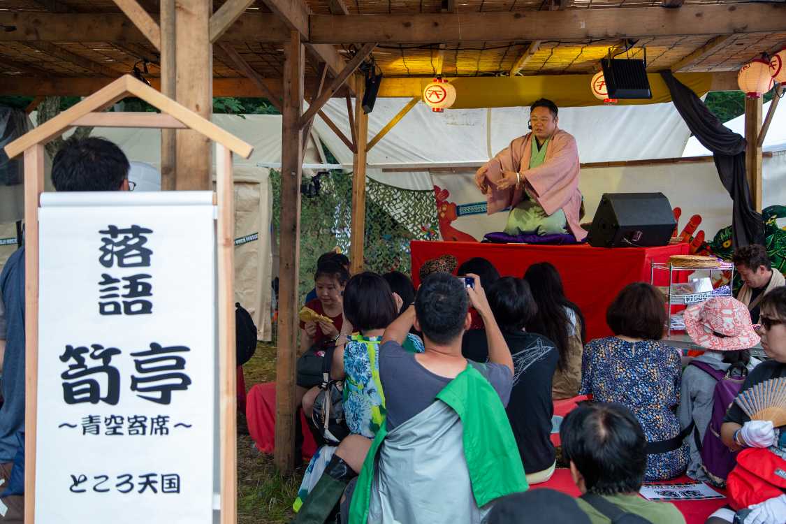 狭くてもマイクで話していました。