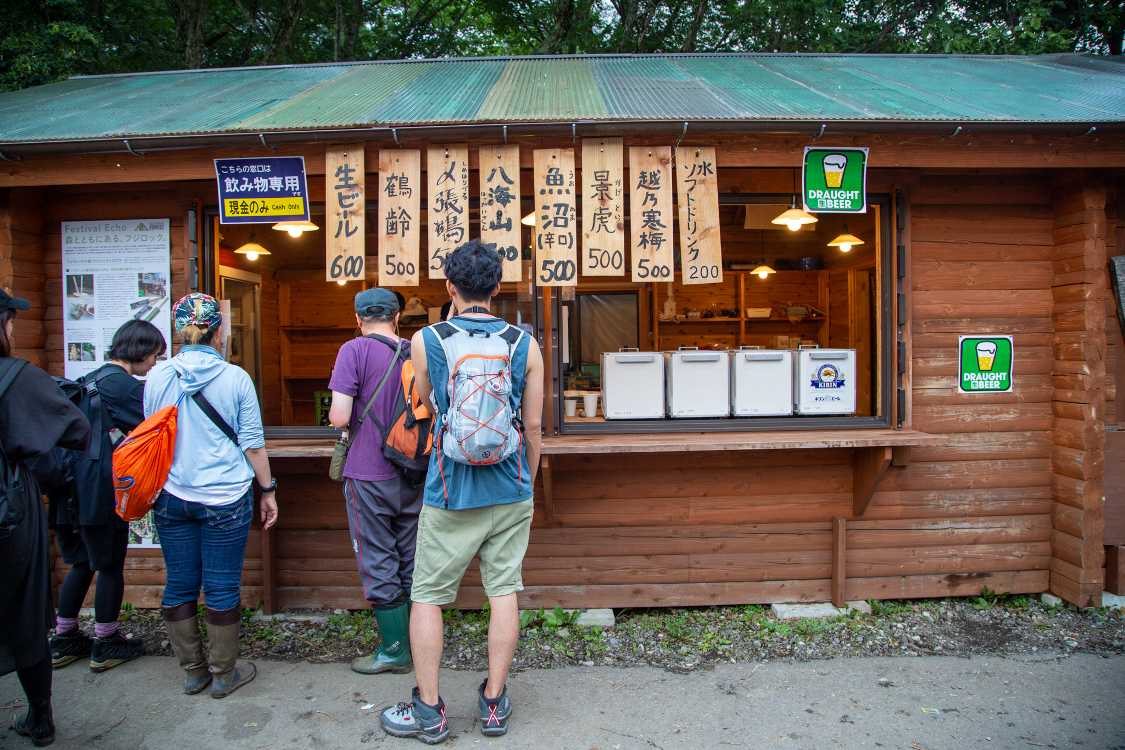 苗場食堂だけは常設の木造施設です。