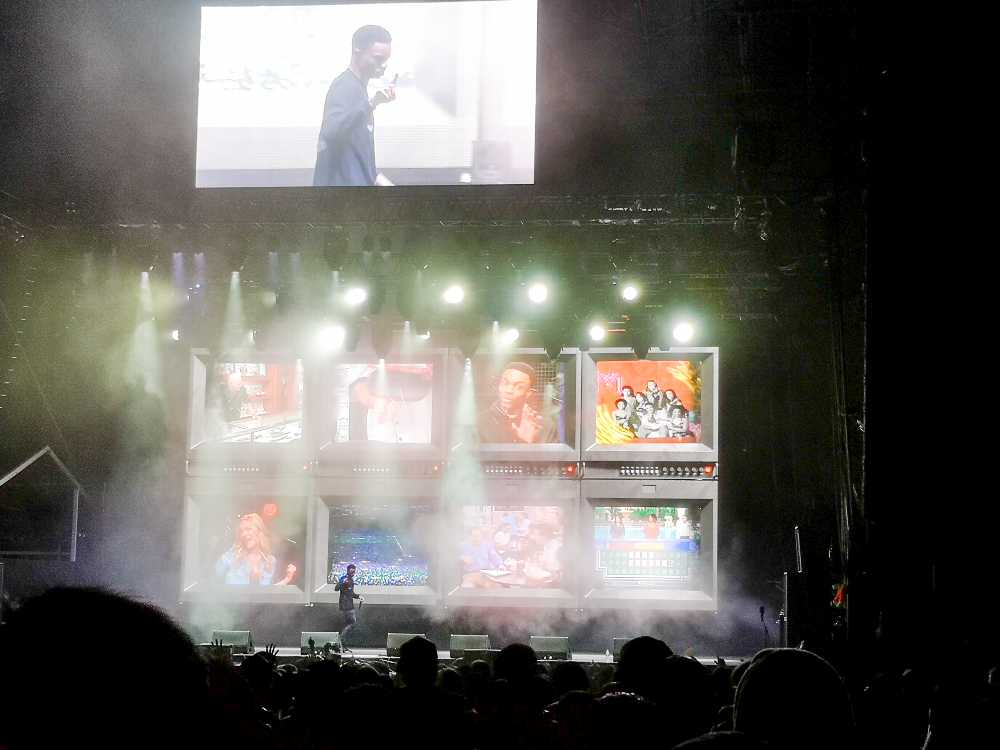 テレビの影響力が大きいアメリカ社会を反映した映像がありました。