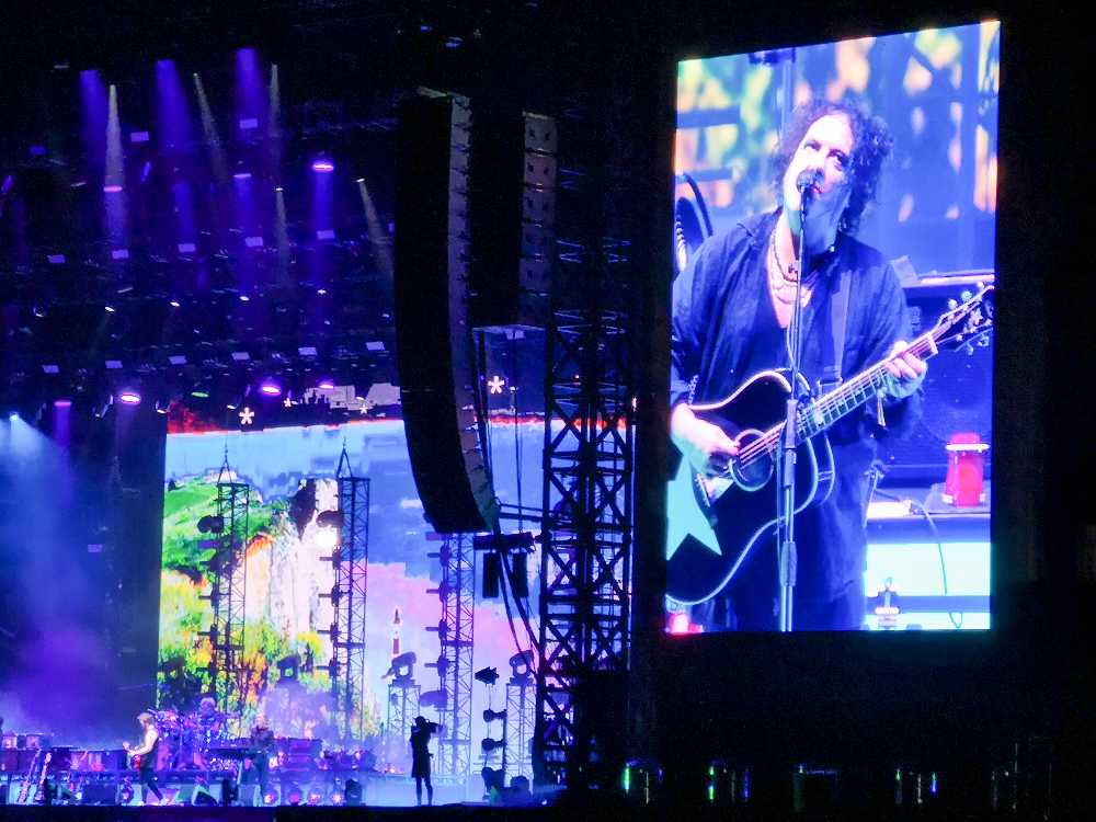 金曜の客がグリーンステージのケミカル・ブラザーズとホワイトステージのトム・ヨークに分かれたのと同様に、日曜はザ・キュアーとジェイムス・ブレイクに分かれました。