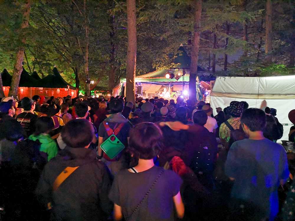 日曜日の夜。グリーンステージの全公演が終わった後の苗場食堂。