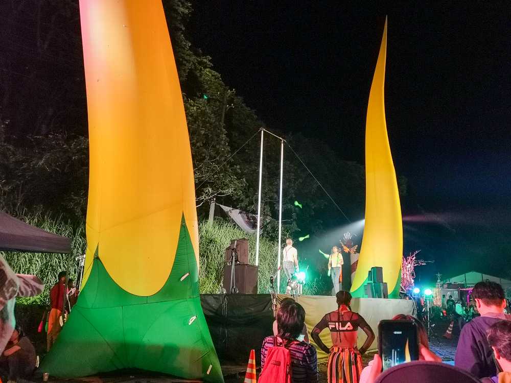 晴れていてサーカスもやっていました。