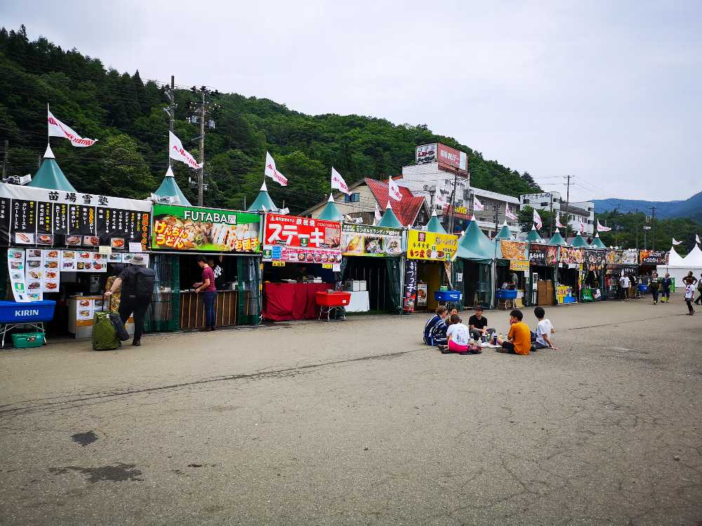 場外エリアの飲食店。営業している店と終了している店があります。