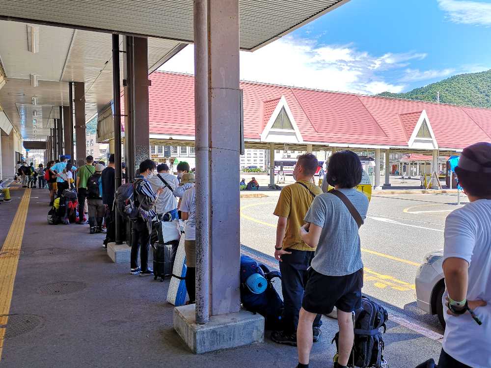 既に外で行列ができていましたが、中に戻されます。