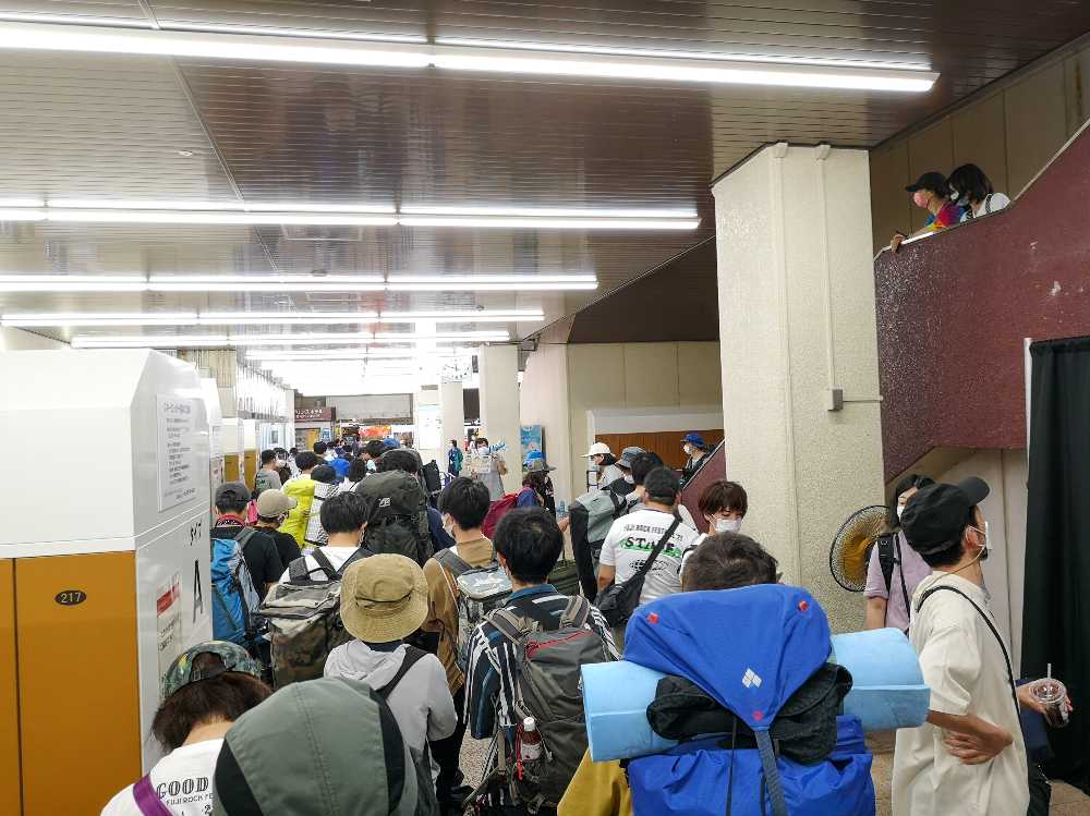 シャトルバスの行列。