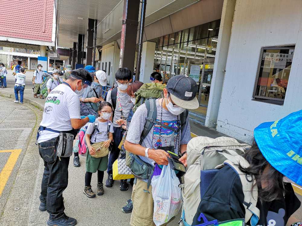 シャトルバス料金は現金払い。