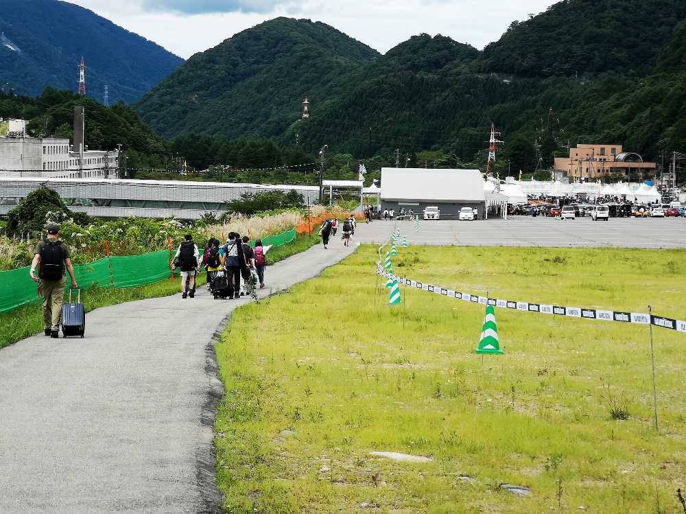 舗装されてカートの移動は楽になりました。