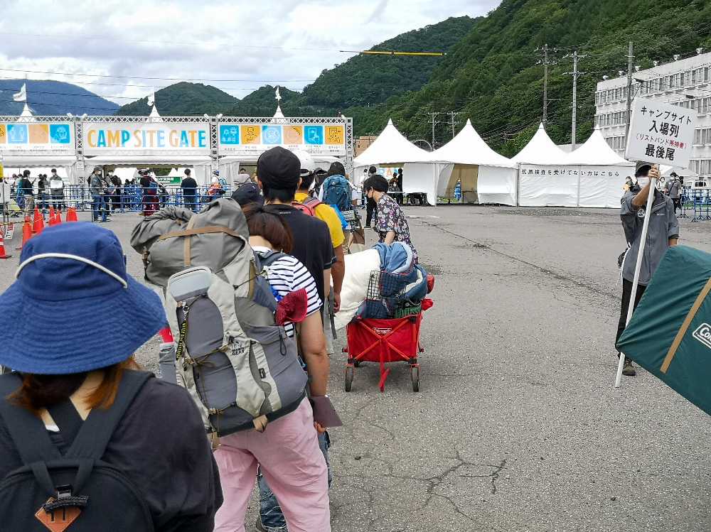 場外にキャンプサイトゲートができ、その隣に抗原検査のテントがあります。