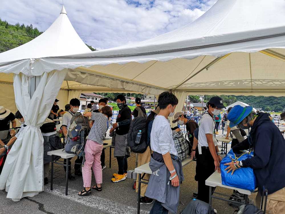 スマートフォンのアプリで体温チェックと荷物チェック。