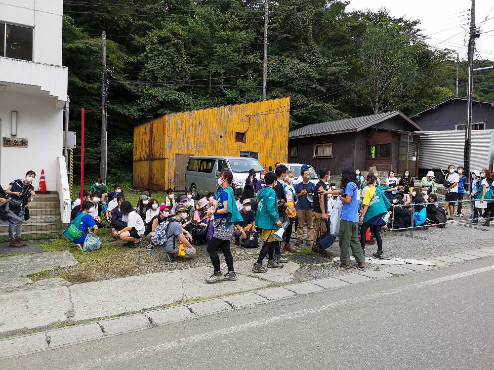 場外に集合する人。アルバイト要員か。