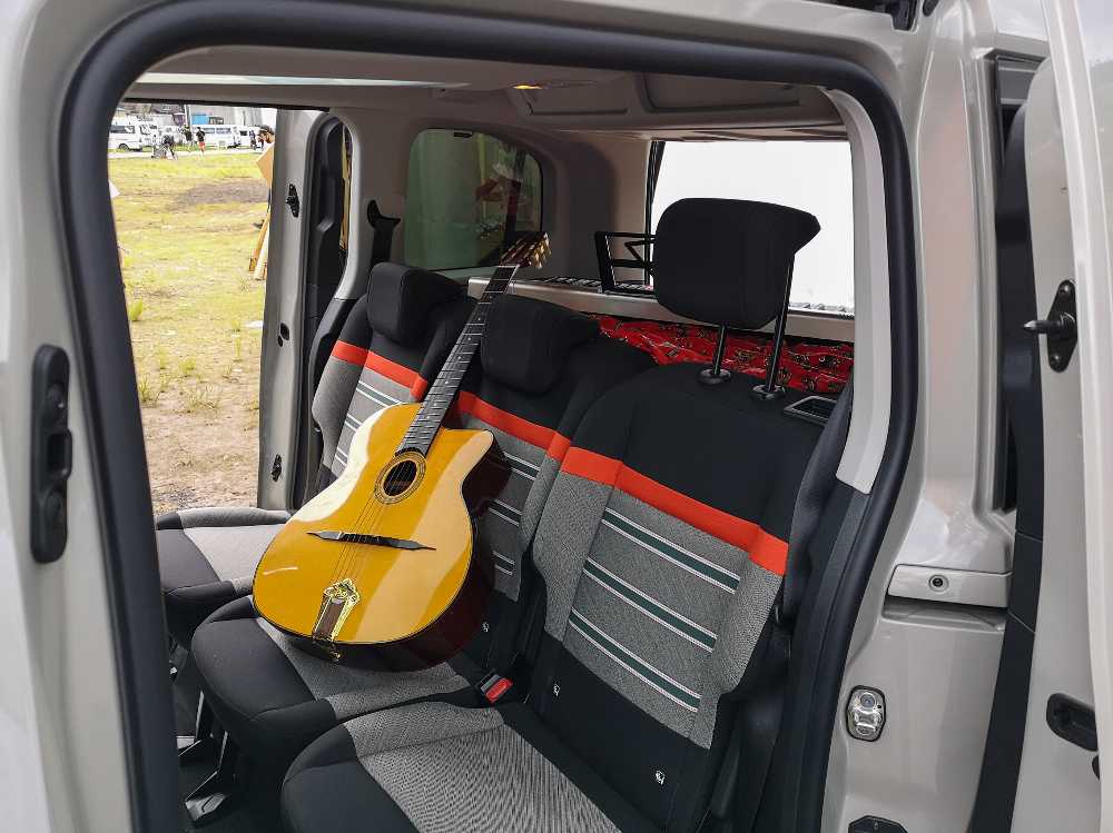 後部座席にギター。