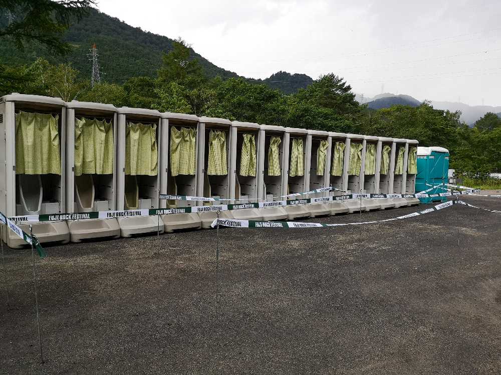 仮設トイレは通常通り。
