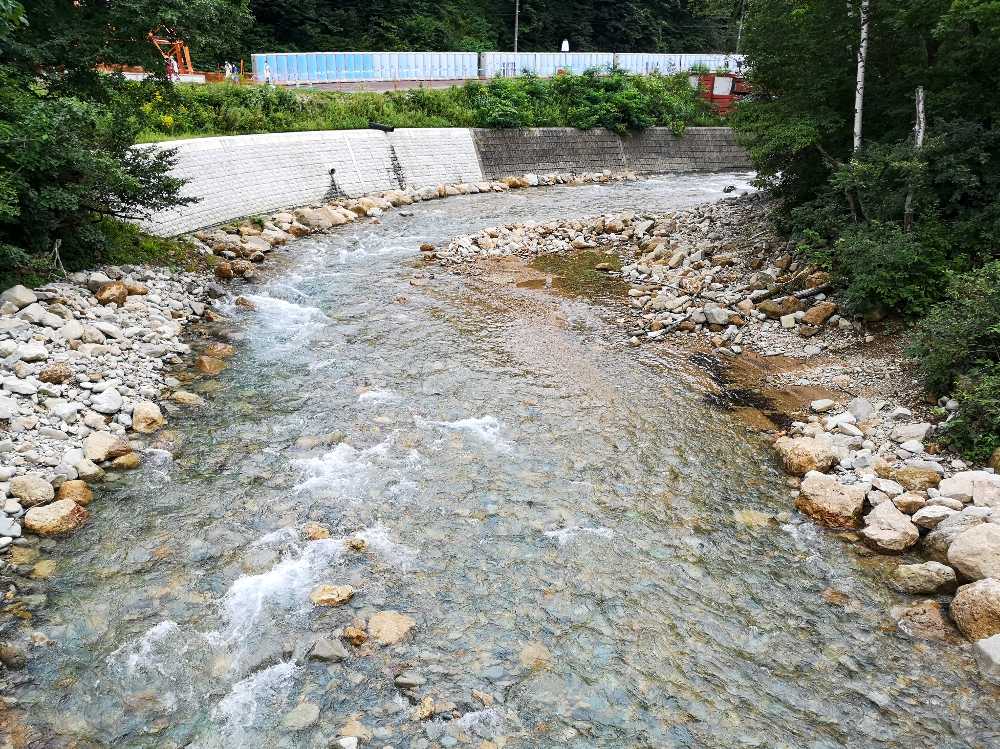 木曜夕方。雨が降ったので流量は多い。