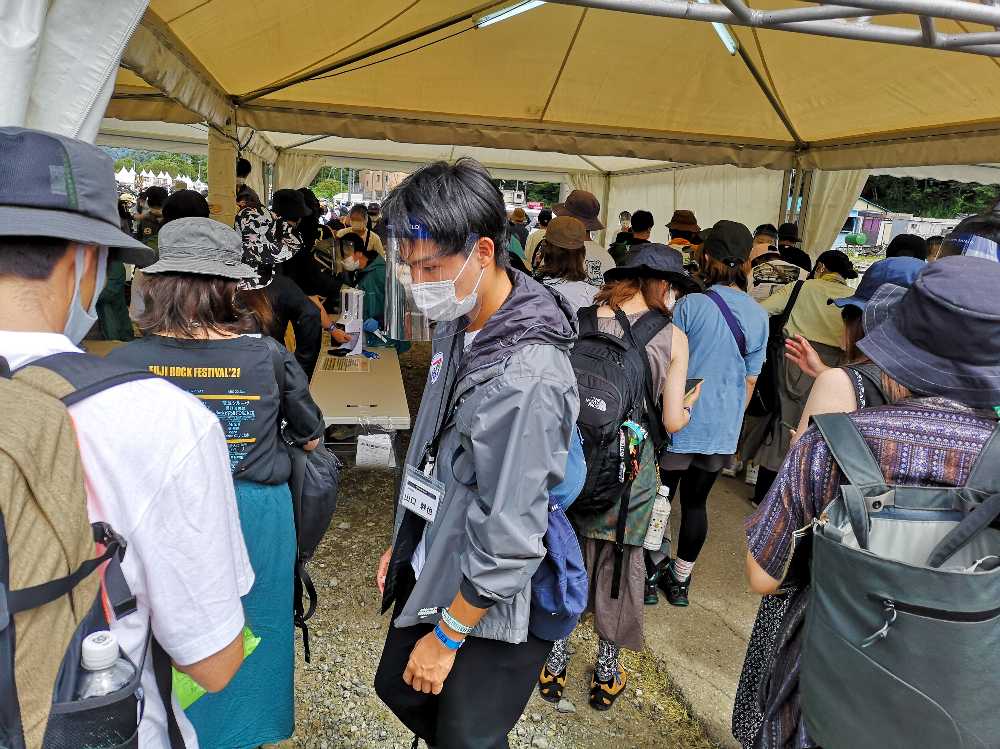 スマートフォンの体温チェックを見せないと通過できません。