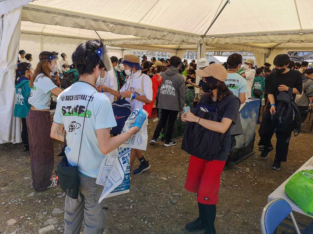 スタッフは全員がマスクとフェイスシールドをしています。