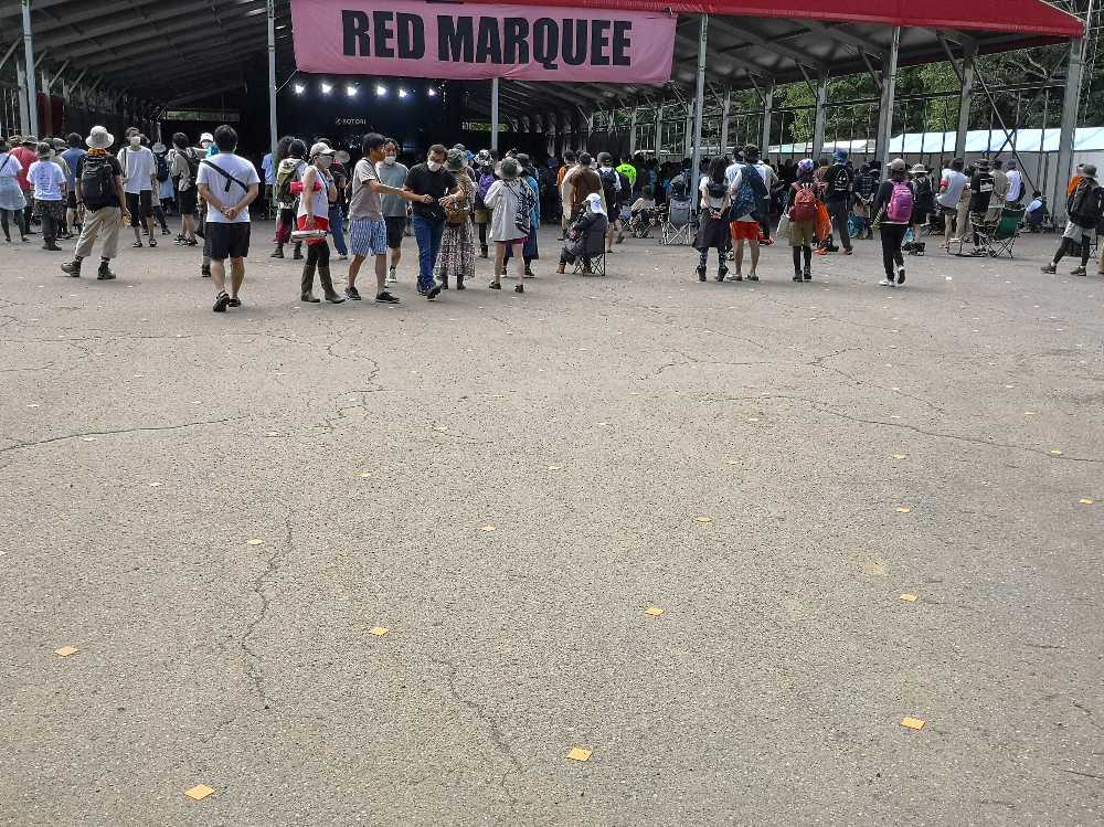 レッドマーキーにも他のステージと同様に、間隔を空けるための目印がありました。