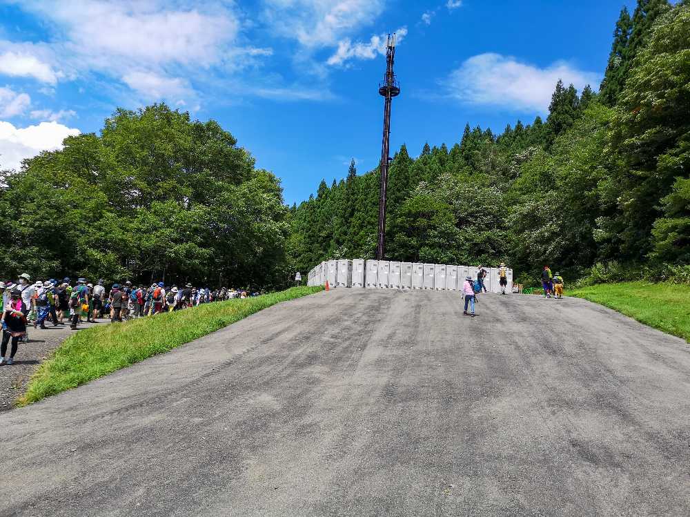 仮設トイレへの坂は舗装されました。