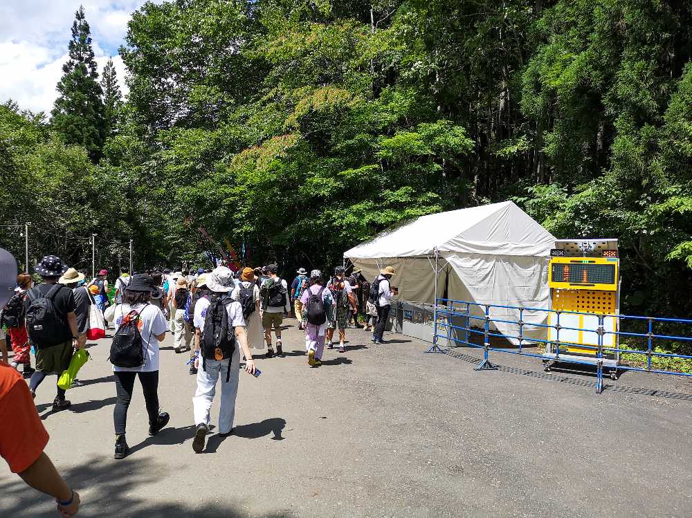 かつてのリストバンドチェック場所にごみステーションと情報表示器がありました。