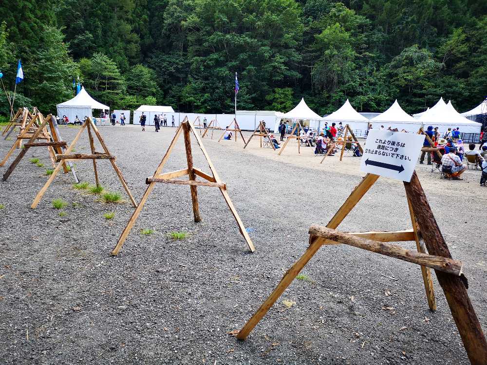 通路の両側に木のバリケードがあります。