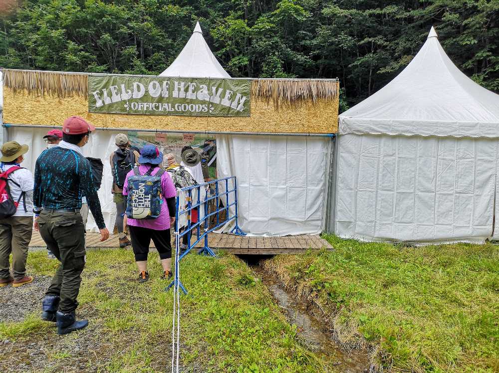 公式グッズ売り場。店の中を川が流れています。