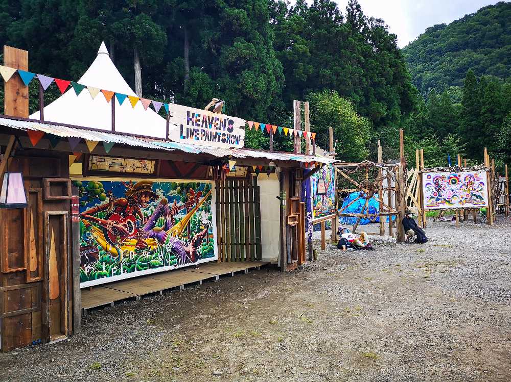 飲食店だったところはライブペイントの展示に。