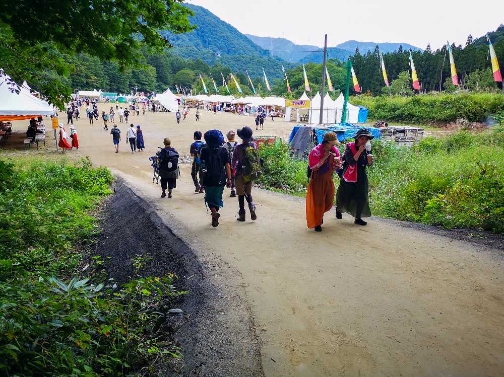 2021年の変化の1つ。オレンジカフェへの通路が木製の橋からアスファルト舗装になりました。