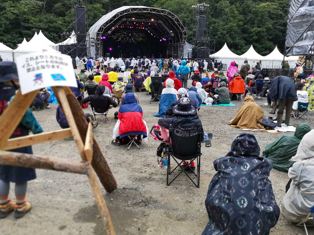 いすの間隔も広い。