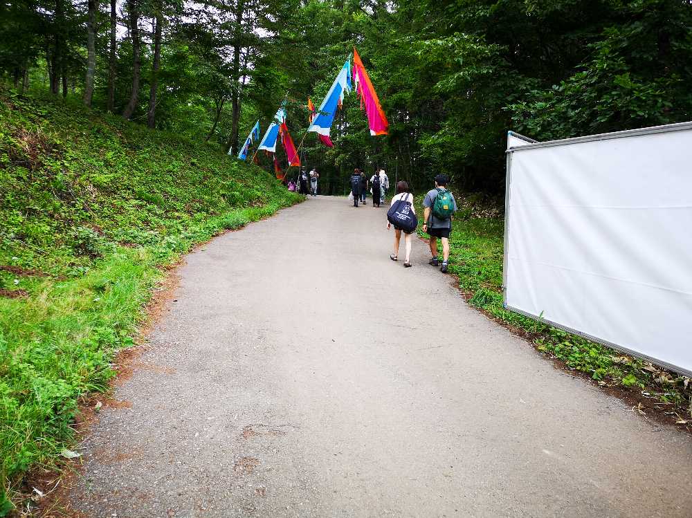 ホワイトステージからアバロンフィールドへの坂。