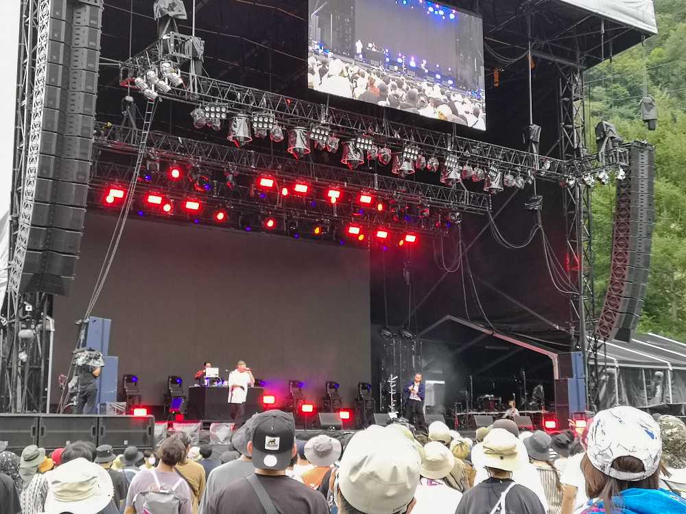 5ラック（スラック）。DJはPUNPEE。PUNPEEの、アディダスの3本線のジャージはランDMCへの敬意です。