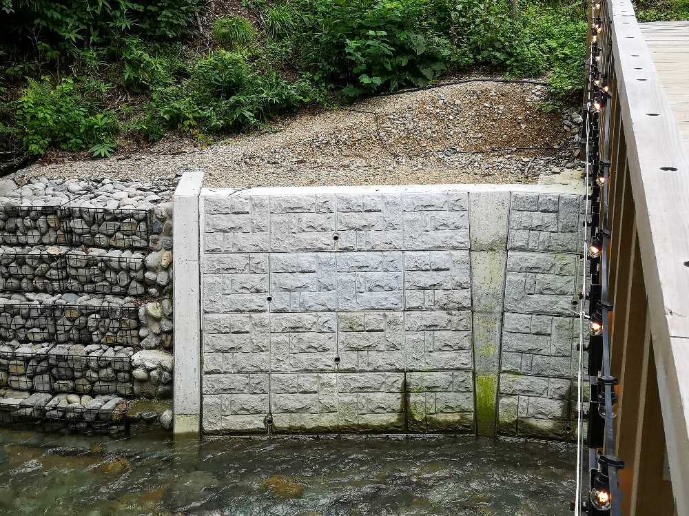 コンクリートによる補強が進んでいます。