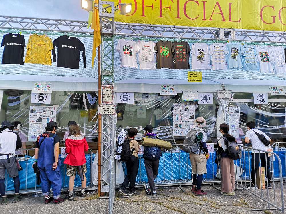 土曜の夕方。ビニールのカーテン越しのやりとりです。