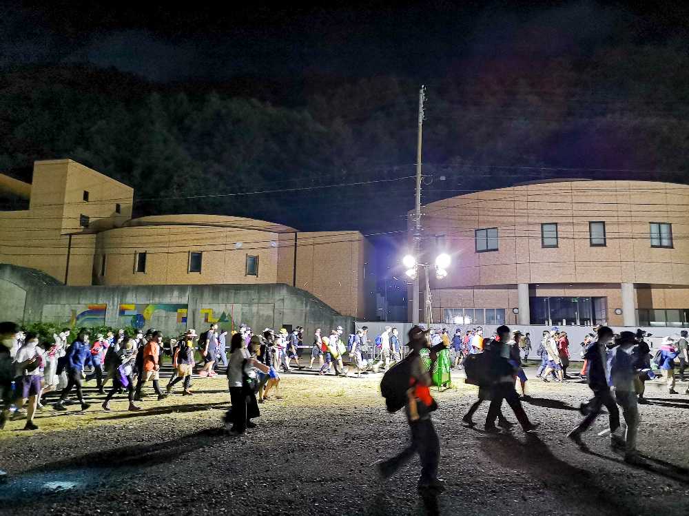 駐車場がなくなっているので大きく広がって歩いて行きます。