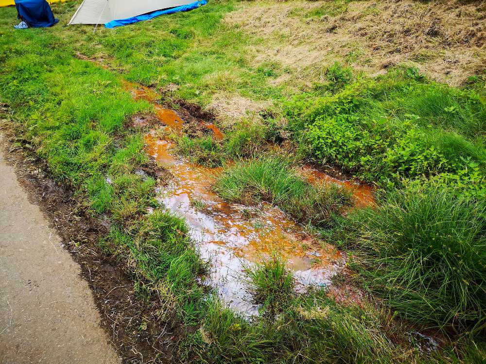 ずっと蒸発しない油だまりがありました。