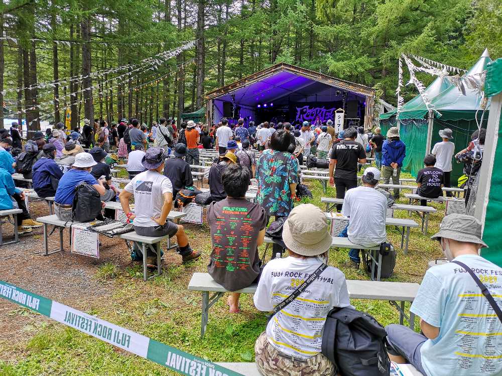 後方は椅子を設置。