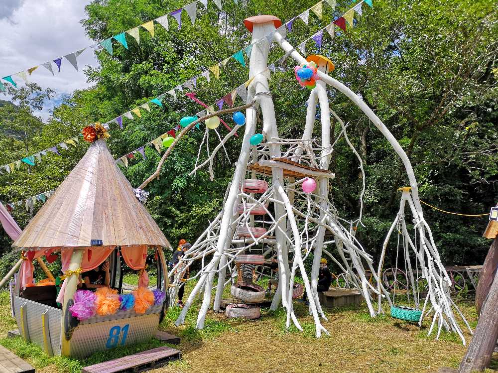 2016年から設置された自然の形に近い塔。