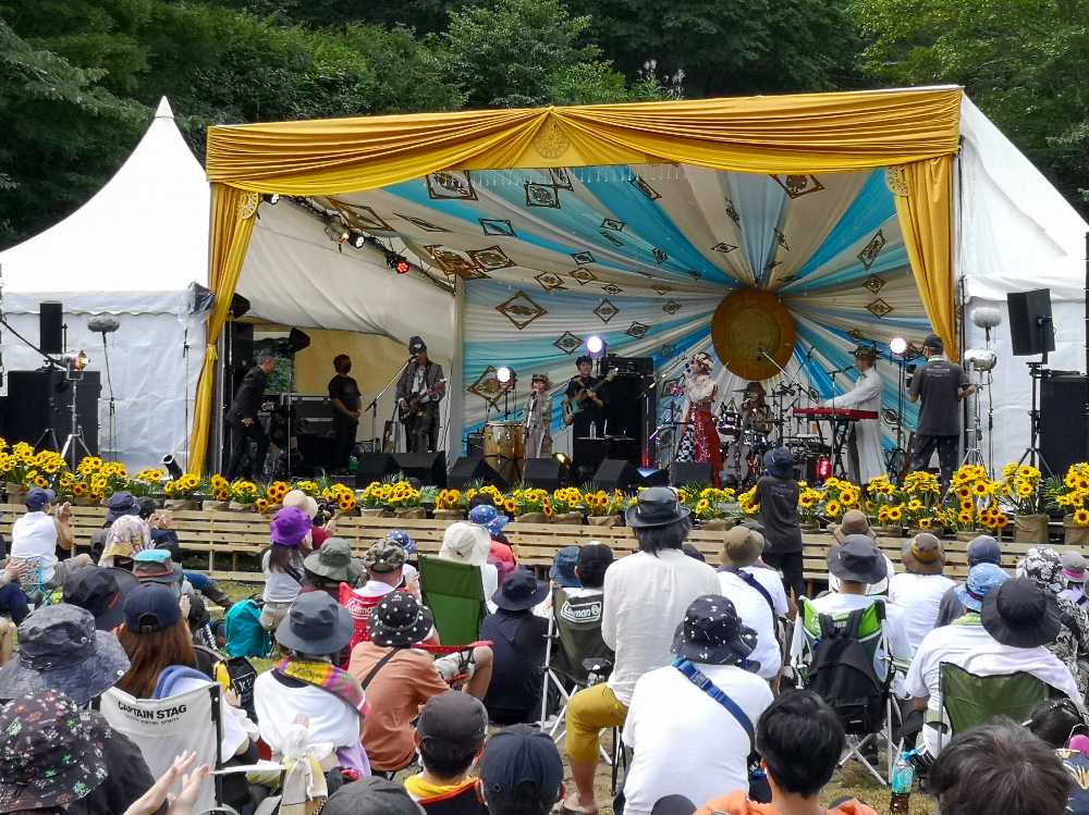 ムジカ・ピッコリーノ。ヴァン・ヘイレンの「ジャンプ」、ラモーンズの「電撃バップ」、中森明菜の「飾りじゃないのよ涙は」、リマールの「ネバーエンディング・ストーリー」をやっていました。「ジャンプ」はエディ・ヴァン・ヘイレンの追悼でしょう。