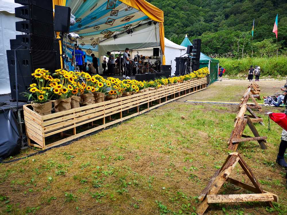 ステージ前は2メートルほどのスペース。通常より広い。