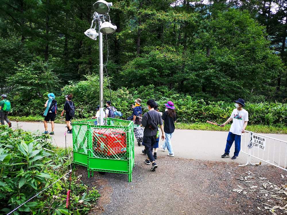 ホワイトステージ後方へ。