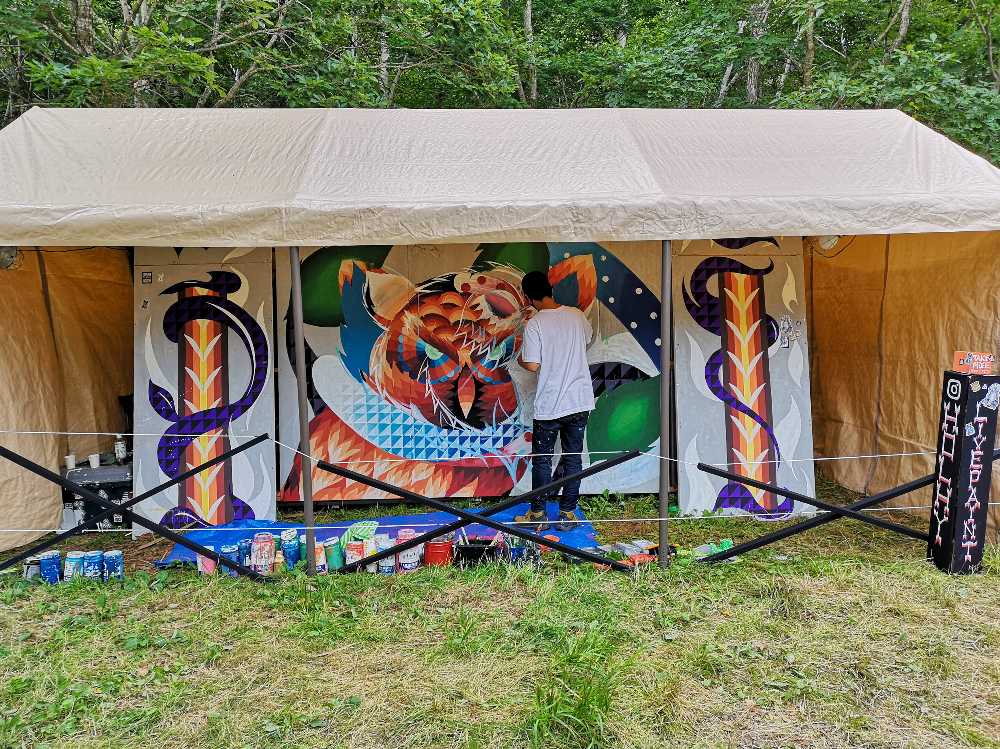 寄席の桟敷席がなくなり、ライブペイントのテントがありました。