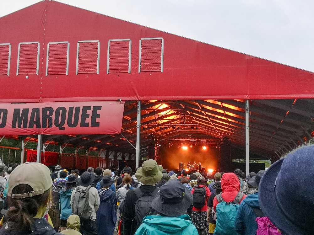 サニーデイ・サービス。2021年はもともと客が少ないにもかかわらず、入場規制の予告がありました。