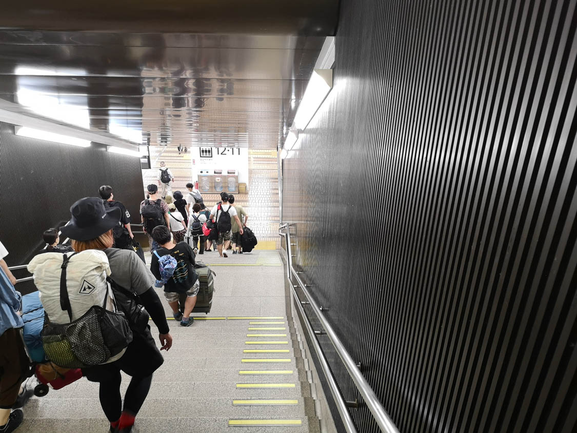 越後湯沢駅のホームから改札へ。壁にあるフジロック客向けの広告が2022年はありませんでした。