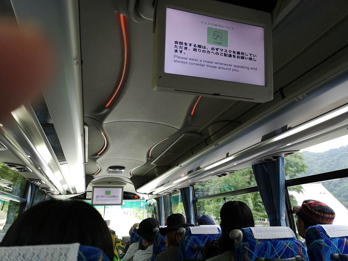 シャトルバス車内。