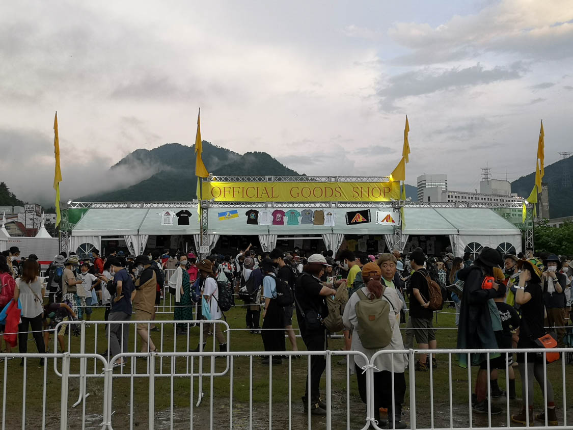 公式グッズ売り場。木曜から営業。