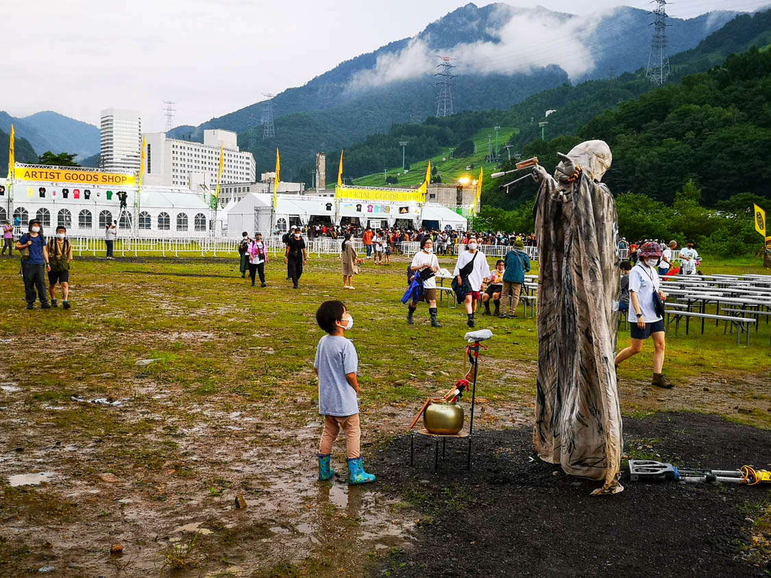大道芸は木曜から既にいました。雨で地面は厳しい。