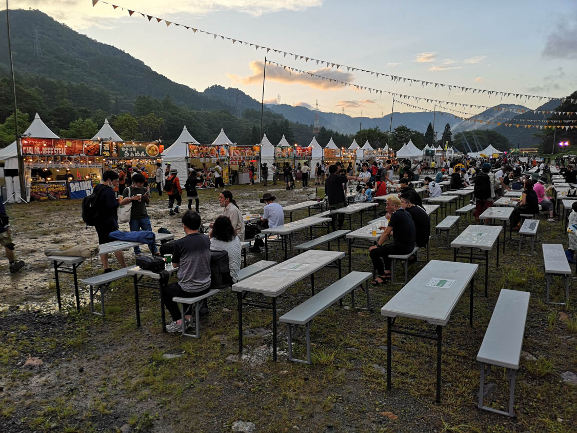 飲食店前。雨で地面は厳しい。
