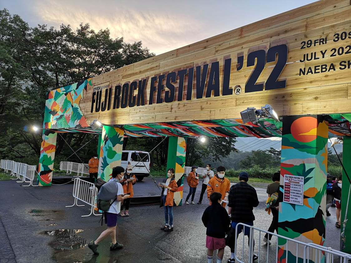 ゲートに前夜祭ライブの告知がありました。