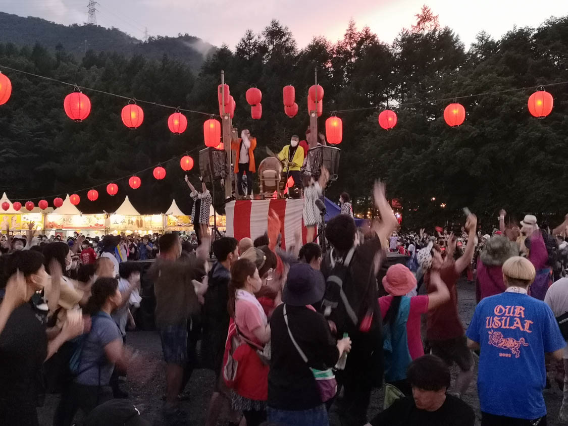 苗場音頭の盆踊り。