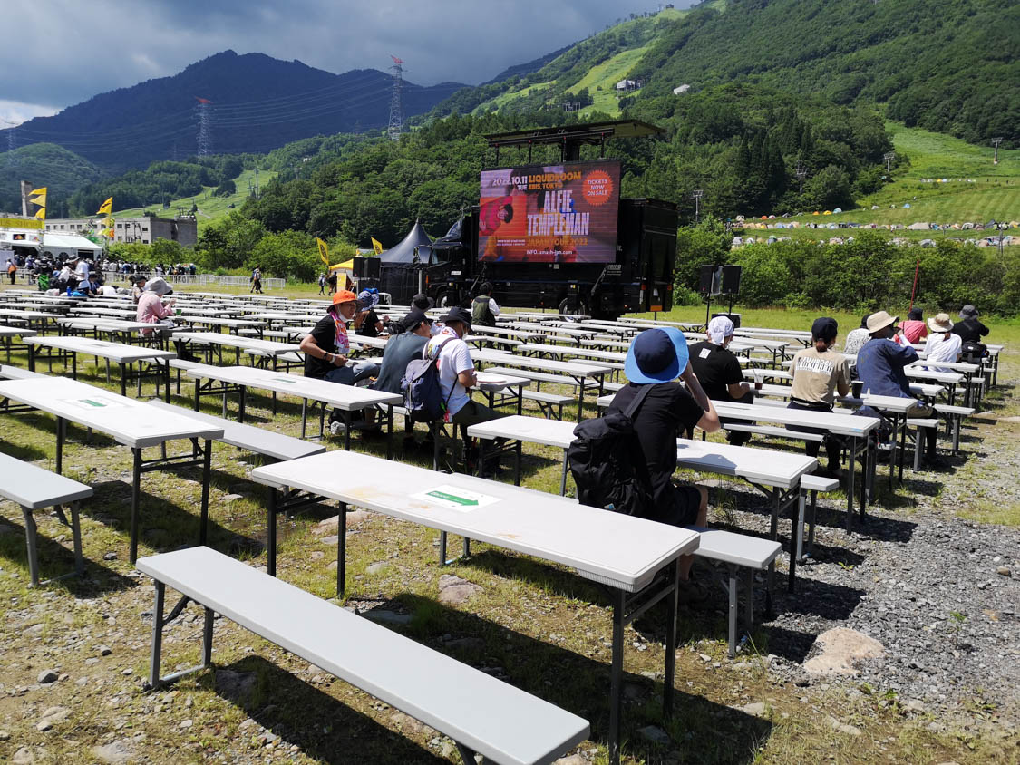 テーブル席。昼は休憩所としての利用が多いか。