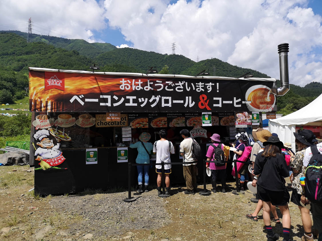 ニセコピザが午前中は看板を掛け替え。