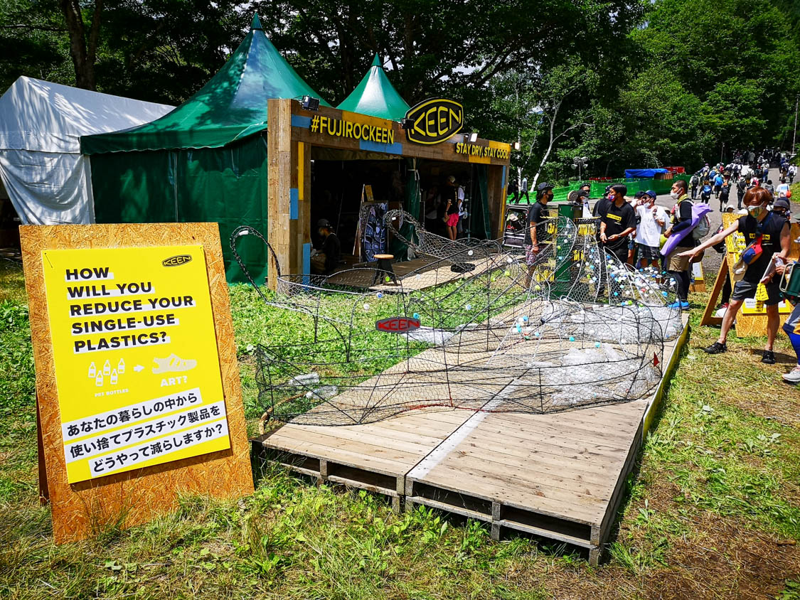 空のペットボトルでシューズを形成するイベント。